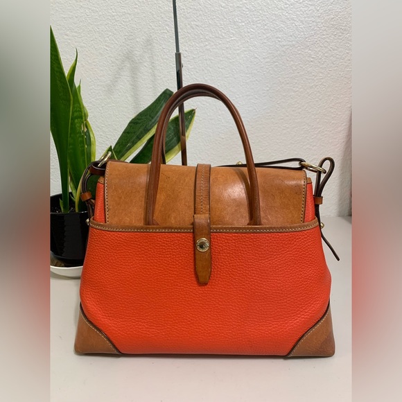 💕👜Dooney & Bourke  1975 Signature Classic Leather Shoulder/Handbag - Picture 3 of 11